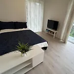 Lisas Apartment, Private New 1 Bedroom And 1 Living With Sofa Bed And Big Windows, Share With Nobody, No Parties Appartamento