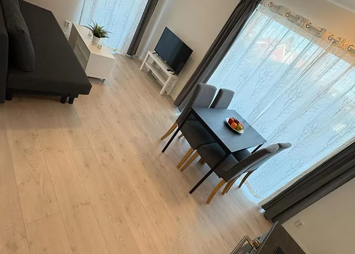 Lisas Apartment, Private New 1 Bedroom And 1 Living With Sofa Bed And Big Windows, Share With Nobody Apartment *