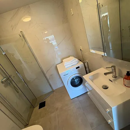 Lisas Apartment, Private New 1 Bedroom And 1 Living With Sofa Bed And Big Windows, Share With Nobody *