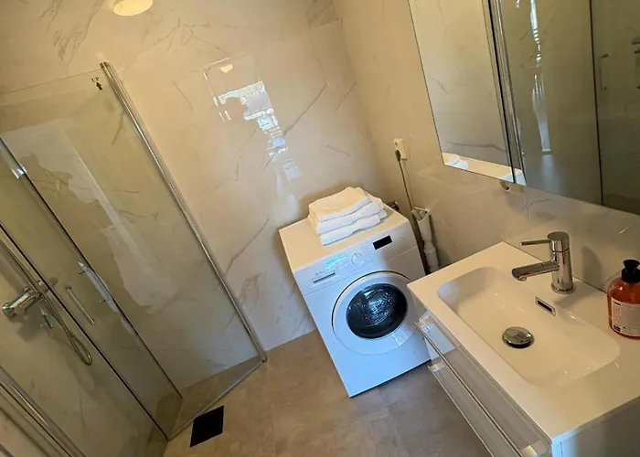 Lisas Apartment, Private New 1 Bedroom And 1 Living With Sofa Bed And Big Windows, Share With Nobody *